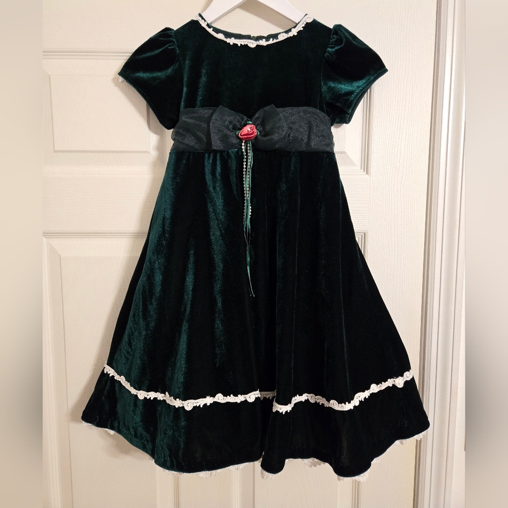 Rare, too! Green velour girls dress holiday party (NO SIZE TAG SEE MEASUREMENTS)